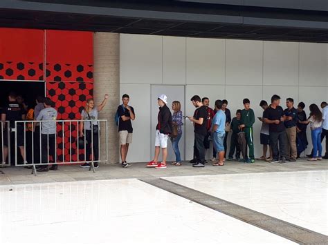 Torcedores Do Atl Tico Pr Fazem Fila Para Biometria Antes De Jogo