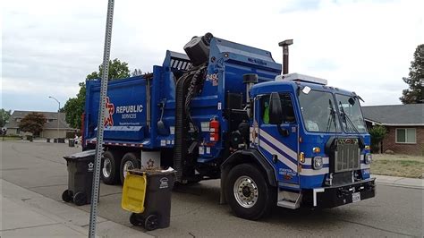 Garbage Truck Republic Services Yard Waste Youtube