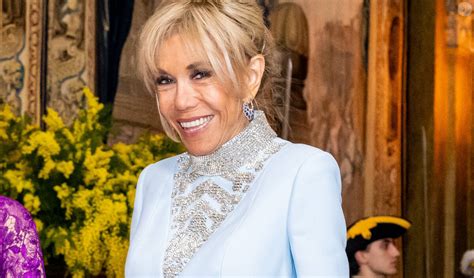 Brigitte Macron Ose La Robe Tube Scintillante Soir E Au Bras D