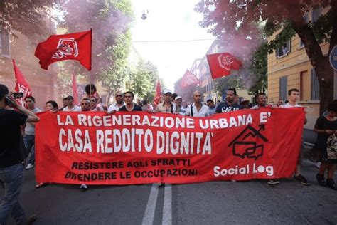 Manifestazione Per Il Diritto All Abitare Organizzata Nel Quartiere