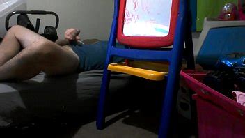 Ella empuja la puerta agrietada para abrirla más XVIDEOS