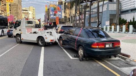 被拖走又停回！台南「抗議傳奇」車 市府硬起來再度強制拖吊 社會 自由時報電子報