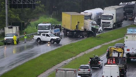 Acidente Entre Caminh O E Carreta Bloqueia Rod Dom Pedro I Jornal De