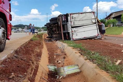 Caminh O Carregado De Frango Sai Da Pista E Tomba Na Br Em S O Jos