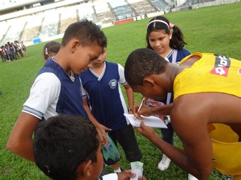 Crianças de Icoaraci visitam treino do Paysandu e dão ânimo aos