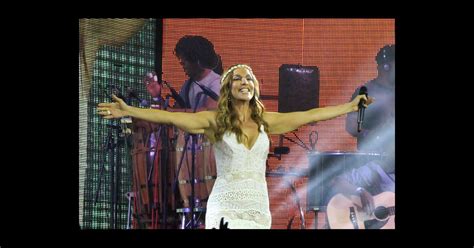 Ivete Sangalo usa vestido longo branco em show em São Paulo Purepeople