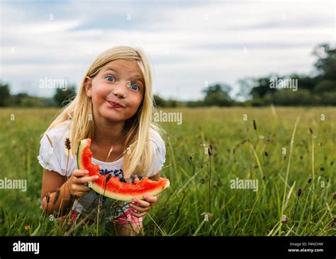 Mädchen Mit Scheibe Wassermelone Stehen Auf Einer Wiese Machen Ein