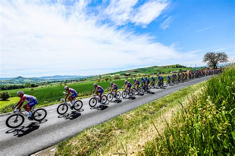 Crit Rium Du Dauphin A Volcanic Start Among The Puys Pelotonpost