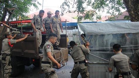 Jualan Di Trotoar Belasan Lapak PKL Di Padang Timur Diangkut Satpol PP