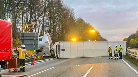 Lkw Auf A Umgekippt Autobahn Nach Stundenlanger Bergung Wieder Frei