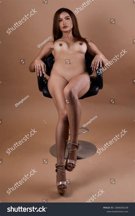 Modelo de mujer desnuda que actúa Foto de stock 2364292159 Shutterstock