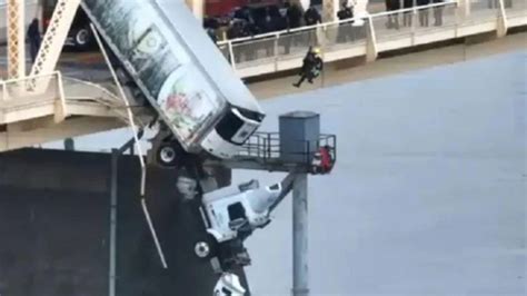 Camion Sbanda Sfonda Le Barriere E Resta In Bilico Sul Ponte Cosa