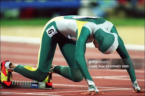 Cathy Freeman wins women's 400 meters final in Sydney, Australia on ...