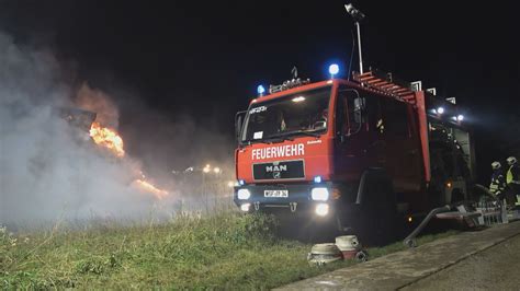 Nonstopnews Zahlreiche Strohballen Geraten Auf Feld In Brand