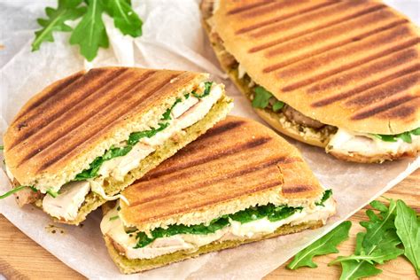 Panini med kylling Opskrift på nem grillet sandwich med kylling og pesto