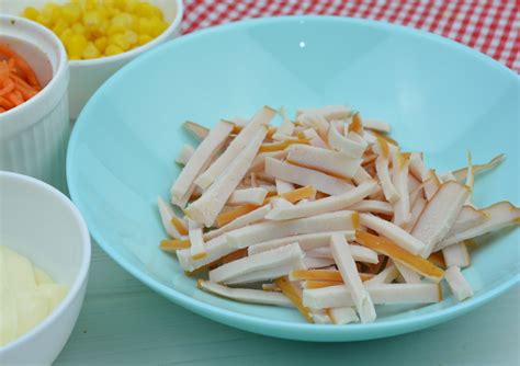 Салат с копченой грудкой и корейской морковкой