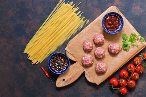 Polpette E Spaghetti Crudi Vista Superiore Ingredienti Per La Cottura