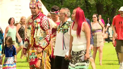 Powwow Drumming Dancing In The Heart Of Winnipeg On Indigenous Peoples Day Aptn News