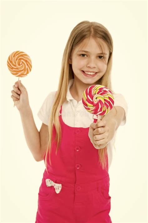 Sorriso Da Crian A Pequena Os Pirulitos Isolados No Branco Doces