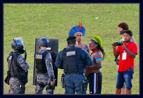 2017 25 De Abril Índios E Polícia Entram Em Confronto Orlando