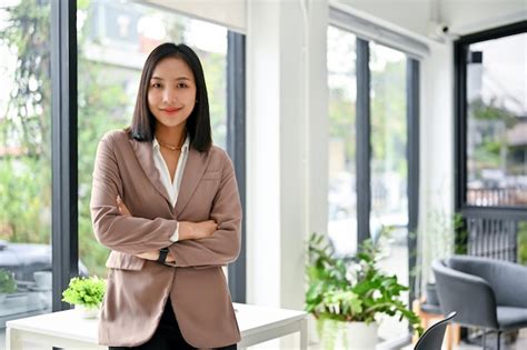 Hermosa Mujer De Negocios Asi Tica Se Encuentra En Su Oficina Moderna