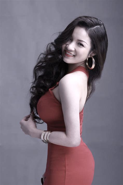 Hot girl ngực khủng Thủy Top chia tay bạn trai Tây sau 5 năm yêu đương