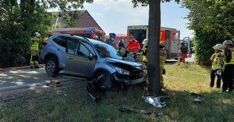 Unfall in Krefeld Fischeln sorgt für Sperrung Auto kracht gegen Baum