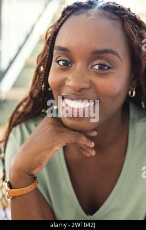 Femme afro américaine aux cheveux tressés portant des vêtements de