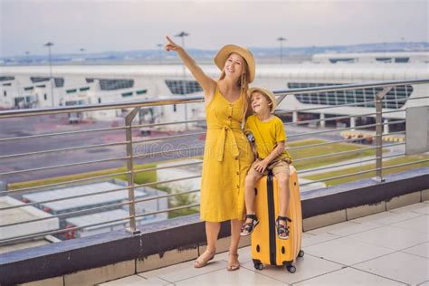 Familia En El Aeropuerto Antes Del Vuelo Madre E Hijo Que Esperan Para