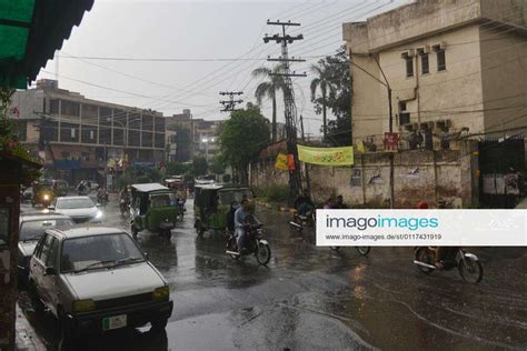 Pakistan Commuters During Heavy Downpour In Lahore Pakistani Commuters