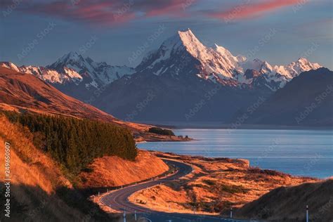 Foto De Scenic Winding Road Along Lake Pukaki To Mount Cook National