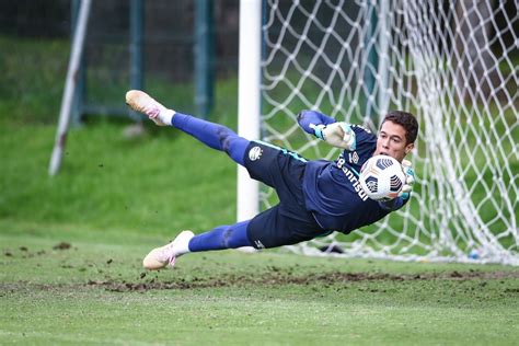 Gr Mio Troca Goleiro E N O Vazado Ap S Sofrer Gols Em Cinco Jogos