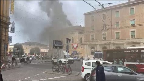 Incendio Oggi A Bologna Zona Stazione Avvolta Dal Fumo Fiamme Nel