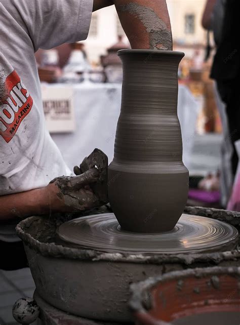 Fondo Manos De Alfarero Moldeando Una Olla De Barro En Un Torno De