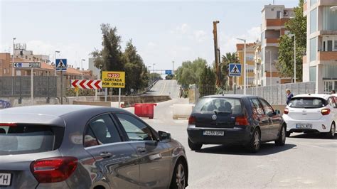 Corte De La Carretera Que Une El Aeropuerto Y El Pol Gono Fuente Del