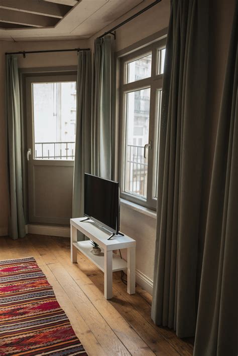 Renter's Guide to Window Treatments: Style Meets Functionality