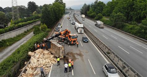 Sakarya TEM Otoyolunda Zincirleme Kaza 13 Araç Birbirine Girdi Haber365