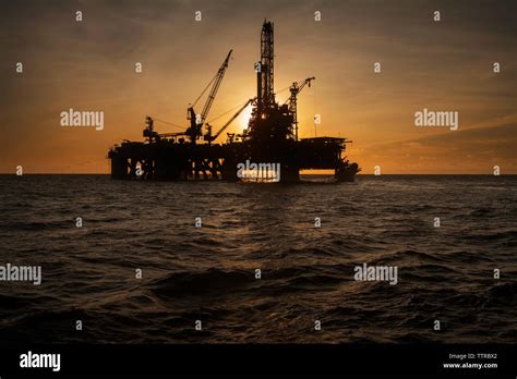 Oil Rig Sea Hi Res Stock Photography And Images Alamy