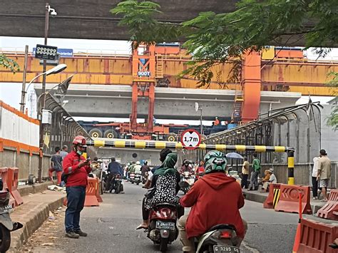 Girder Proyek Kereta Cepat Hambat Aktifitas Warga Harnasnews