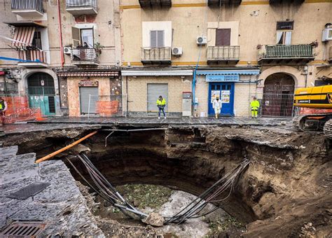 Enorme Voragine Si Apre In Strada A Napoli