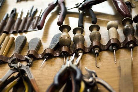 5 Best Awls For Leather Work: Ultimate Guide With Pros & Cons ...