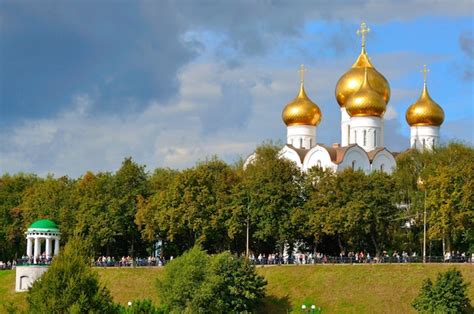 Catedral de la asunción con cúpulas doradas yaroslavl rusia Foto Premium