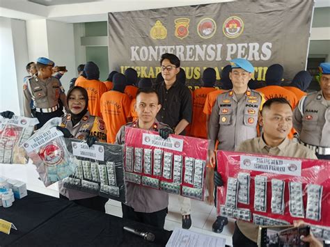 Polisi Tangkap 14 Tersangka Peredaran Obat Keras Berkedok Toko Pulsa Di