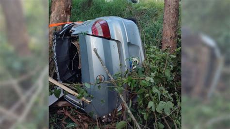 Motorista Morre Ap S Capotar Carro E Ficar Preso S Ferragens Na Sc