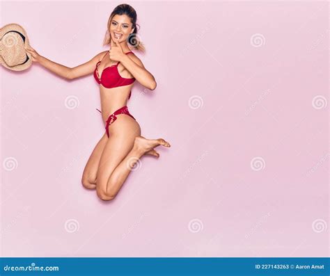 Jovencita Hermosa De Vacaciones Con Bikini Sonriente Feliz Imagen De Archivo Imagen De Sonrisa