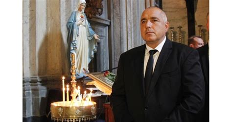 Българи посрещнаха Борисов с "Върви, народе възродени" на гроба на Св ...