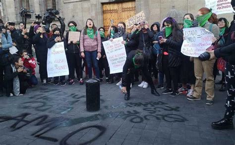 Mujeres Protestan Otra Vez En Palacio Nacional Contra Feminicidios Telediario México