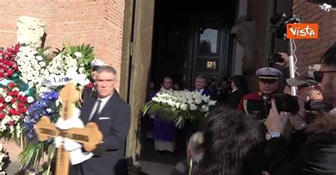 Il Feretro Di Mihajlovi Lascia La Basilica Di Santa Maria Degli Angeli