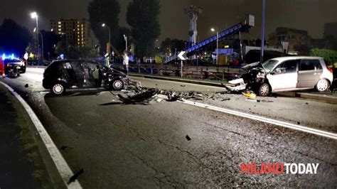 Incidente Stradale A Corsico Schianto Frontale Tra Due Auto Quattro