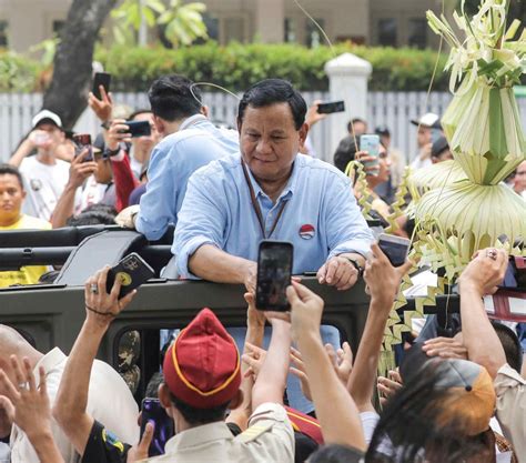 Foto Penampakan Prabowo Gibran Diarak Naik Maung Saat Daftar Pilpres